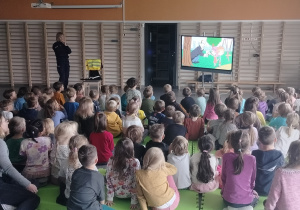 Dzieci oglądają film edukacyjny