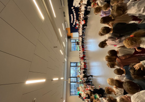 Widok ogólny całej zbiorowości przedszkolnej podczas śpiewania hymnu państwowego